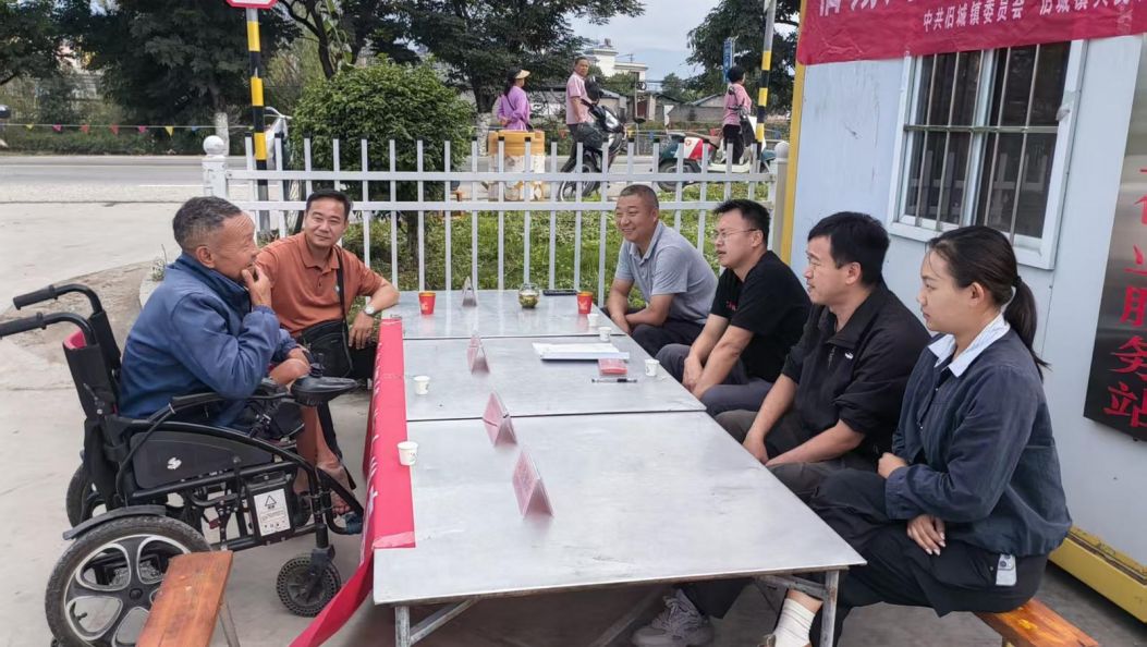 树立和践行正确政绩观 | 旧城镇：干部摆摊送服务 便民市集打通民生服务“最后一公里”