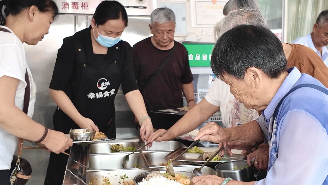 树立和践行正确政绩观 | 盈江：幸福食堂点亮老年“精神烟火气”