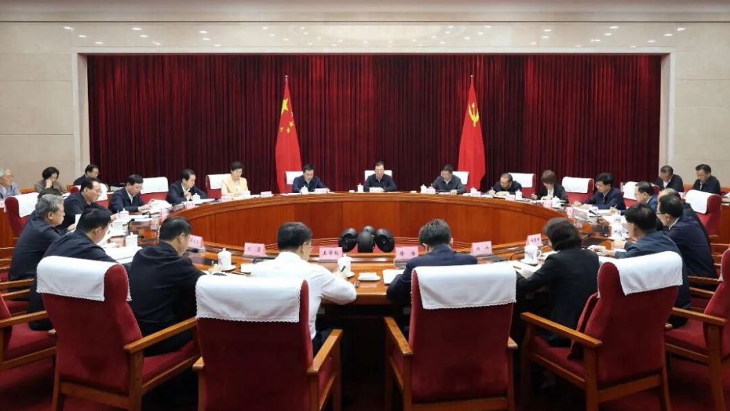 省委理论学习中心组举行集中学习 深化落实习近平总书记考察云南重要讲话精神 推动“三个定位”建设不断取得新进展