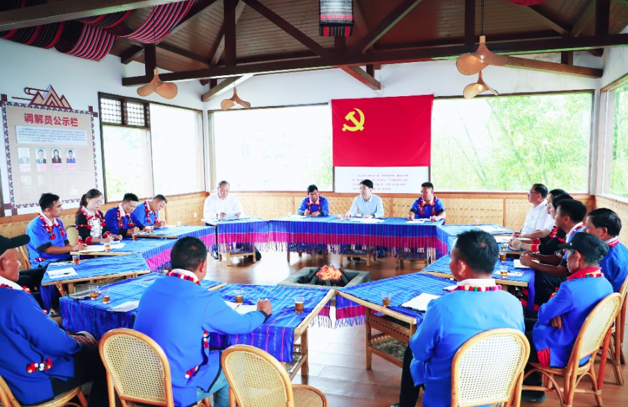 王云霏在三台山乡讲党课时强调 坚守为民造福初心 厚植实干担当作风 团结带领各族群众共建美丽新德宏