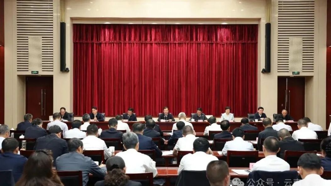 省委书记：党委、政府要把屁股坐在农民利益这条板凳上