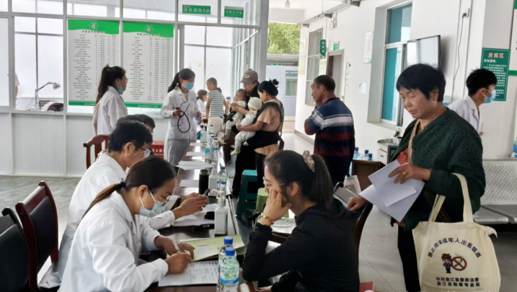 盈江县委统战部联合多部门开展送医下乡义诊活动
