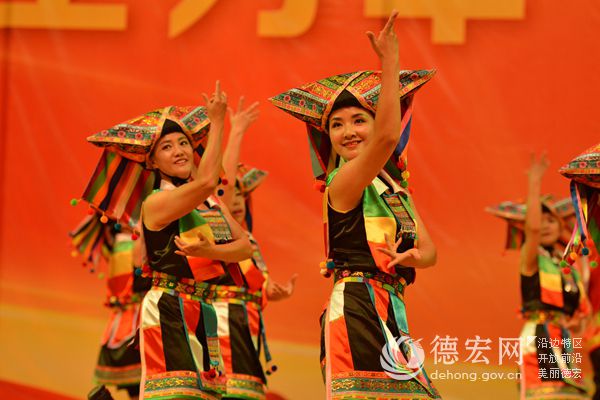 德宏举办少数民族健身操比赛迎“五·一”