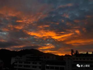 德宏火烧云 染红天际绚烂如画