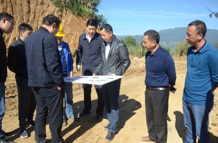 番跃平视察芒梁高速公路项目建设情况