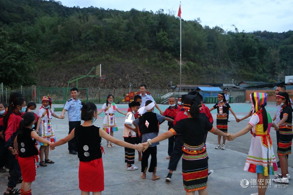 德宏怒江西畔  民族团结进步之花别样红