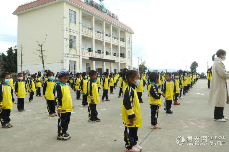 爱心暖人心！德宏传媒集团为山区傈僳族孩子送去新校服