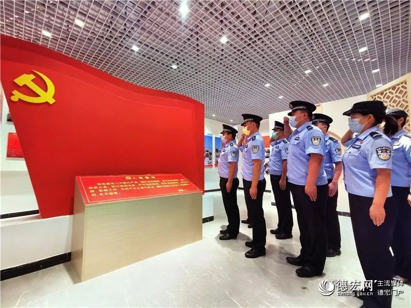 德宏多地举行清明节祭奠英烈活动