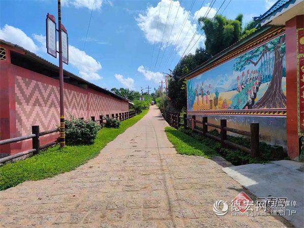 德宏民族团结月40年 | 陇川县朋生一队：民族团结进村寨 织锦灿烂幸福来