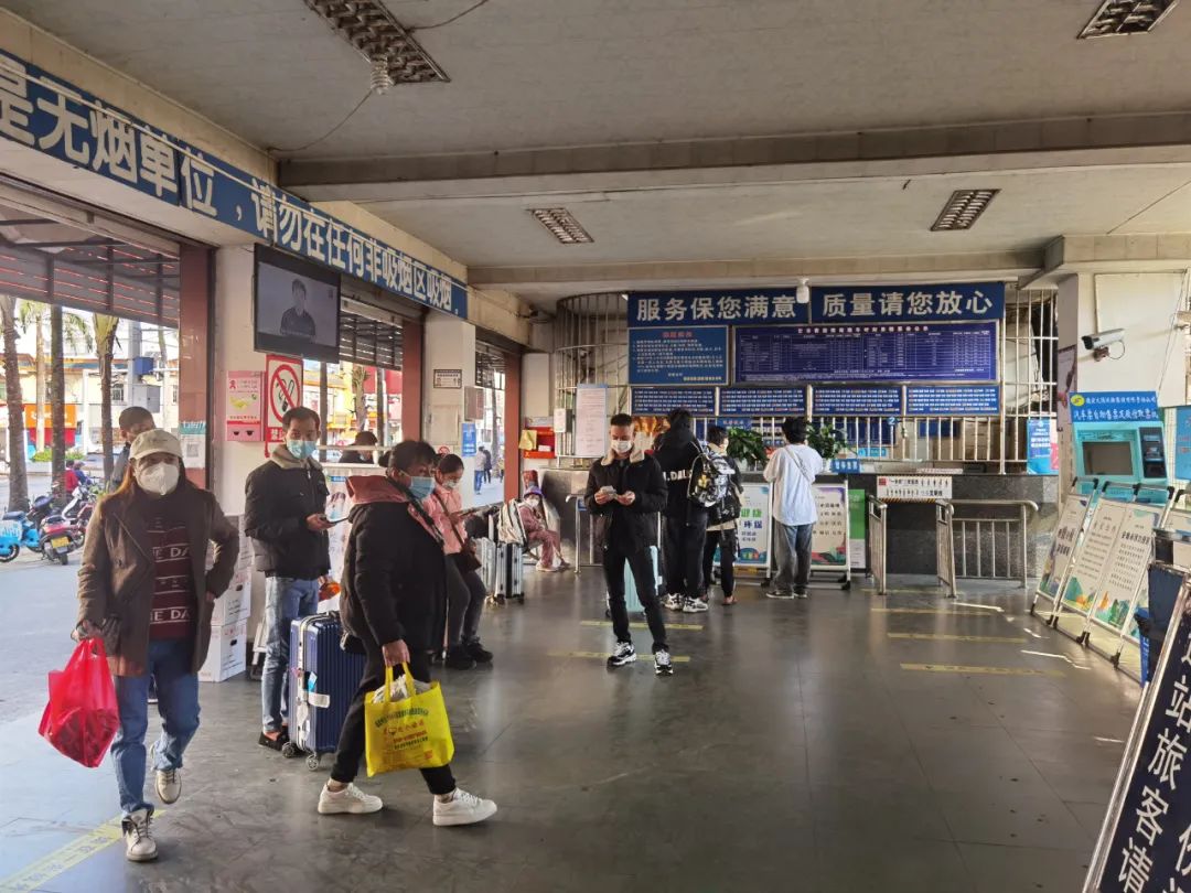 芒市各车站春运迎来客流小高峰