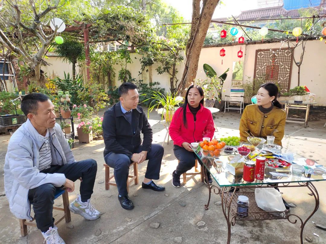 芒市开展走访慰问道德模范、身边好人活动