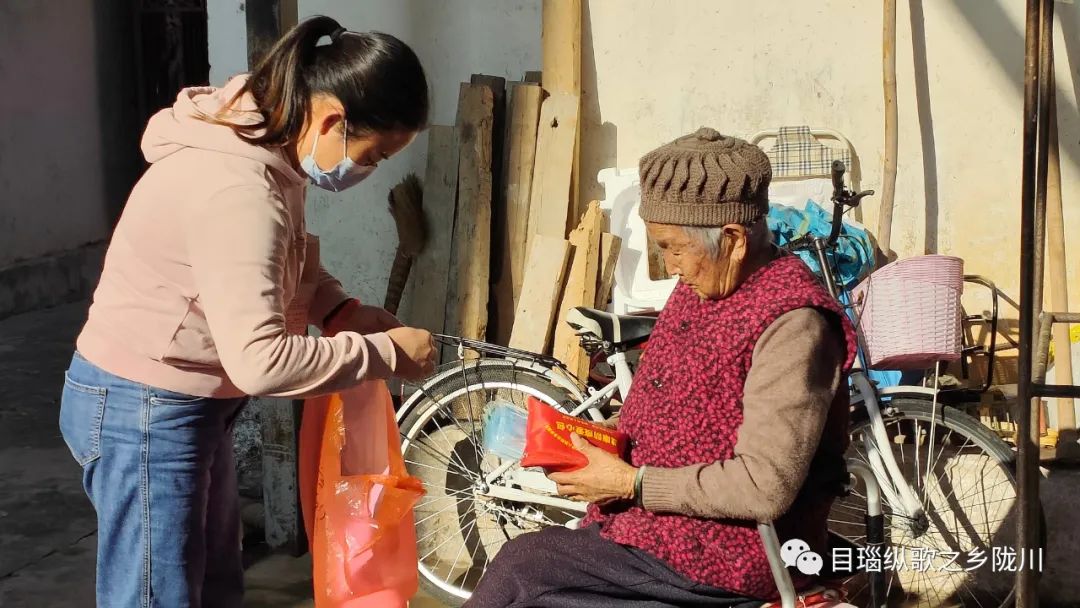 【我在德宏·温暖过年】陇川：为重点人群发放“健康防疫包”