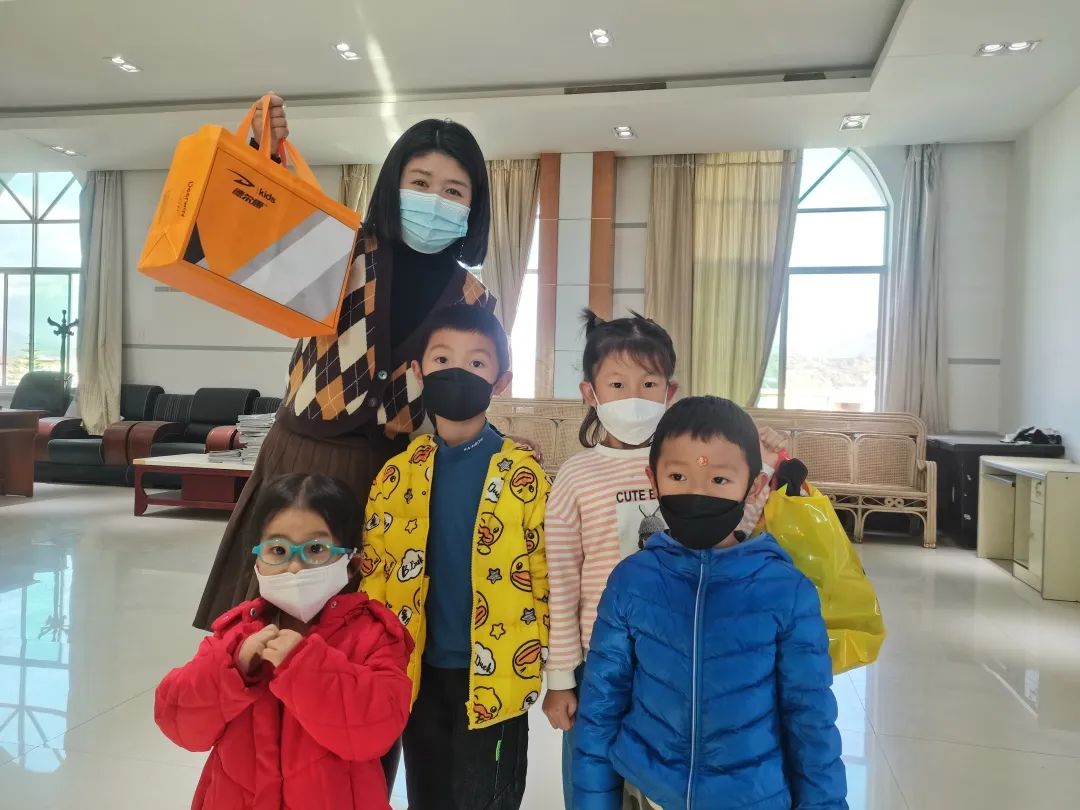 【网络中国节·春节】春节前，梁河这群小朋友收到了暖暖的礼物