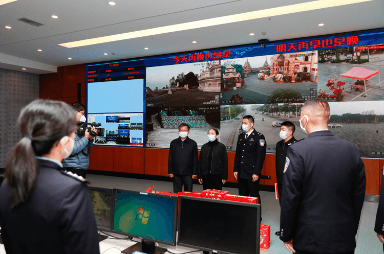 州委州政府慰问春节在岗公安干警环卫工人