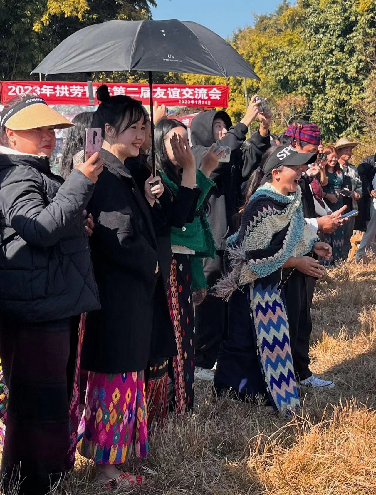 【我在德宏·温暖过年】TA回景颇寨子过新年