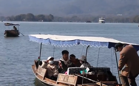 奋进的春天丨阳光上线 杭州西湖游船载客忙