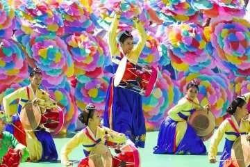 《红太阳照边疆》：唱响各民族团结发展主旋律｜总书记讲过的民族团结进步故事