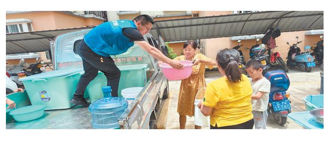居民生活缺水 不便 社区送水上门 温暖(li-su)