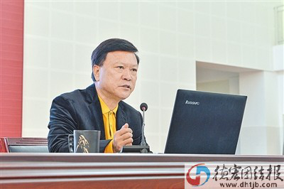 边疆民族教育改革的领跑者  ——记德宏州民族第一中学校长刘江愚